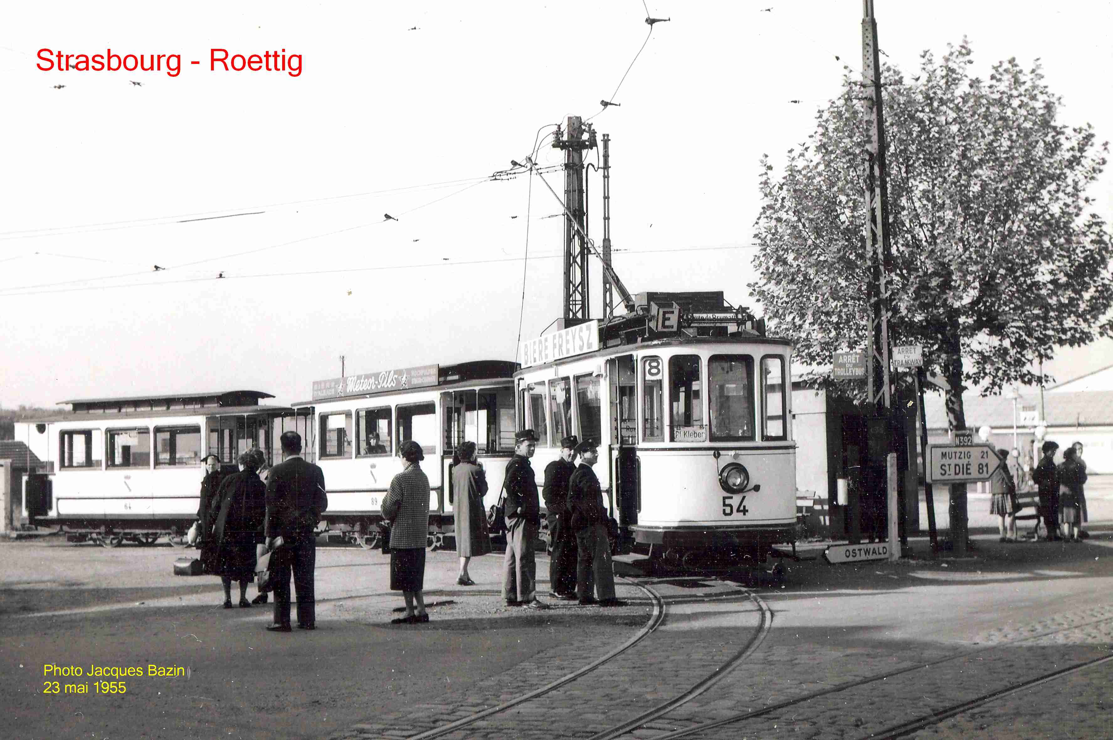 La motrice n° 54 et deux remorques à la station Roethig, station de correspondance avec le trolleybus vers Ostwald.